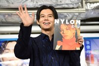 カメラに手を振るカイ（超特急）。