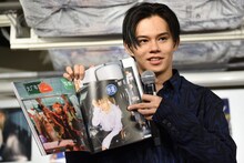 お気に入りのページを開くカイ（超特急）。