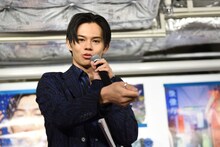 自身のブランドのアイテムのこだわりを語るカイ（超特急）。