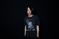 「夏の魔物2019」オフィシャルTシャツを着用する町田康（a.k.a.町田町蔵）。