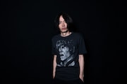 「夏の魔物2019」オフィシャルTシャツを着用する町田康(a.k.a.町田町蔵)。