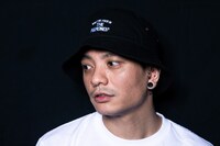 「夏の魔物2019」オフィシャルバケットハットを着用するKOKI（田中聖）。