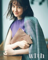 「with11月号」付録のマルチベロアポーチを持つトリンドル玲奈。
