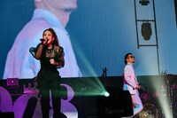 左からSONOMI、KREVA。（撮影：岸田哲平、中河原理英、本田裕二）