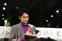 写真集のページをめくる北村匠海（DISH//）。