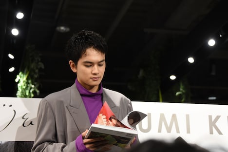 写真集のページをめくる北村匠海（DISH//）。