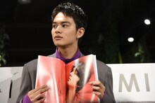 お気に入りのページを開く北村匠海（DISH//）。