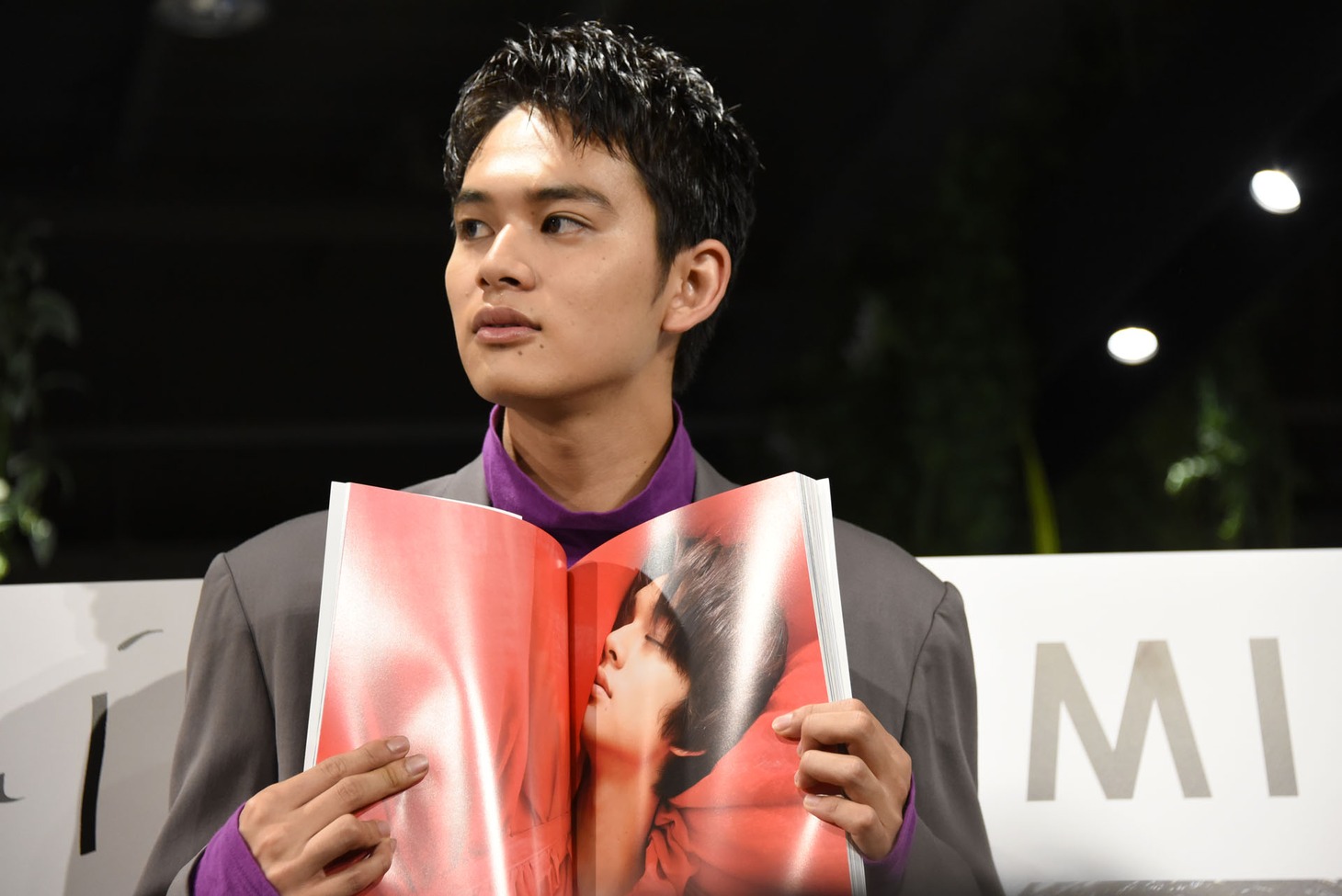 お気に入りのページを開く北村匠海（DISH//）。