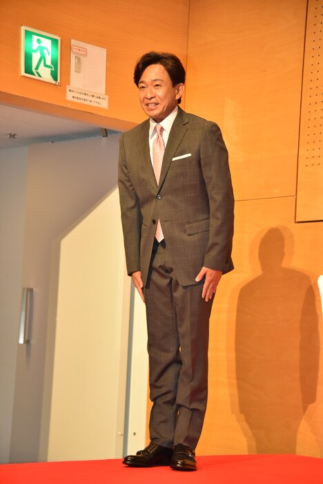 集まった報道陣に挨拶をする城島茂。