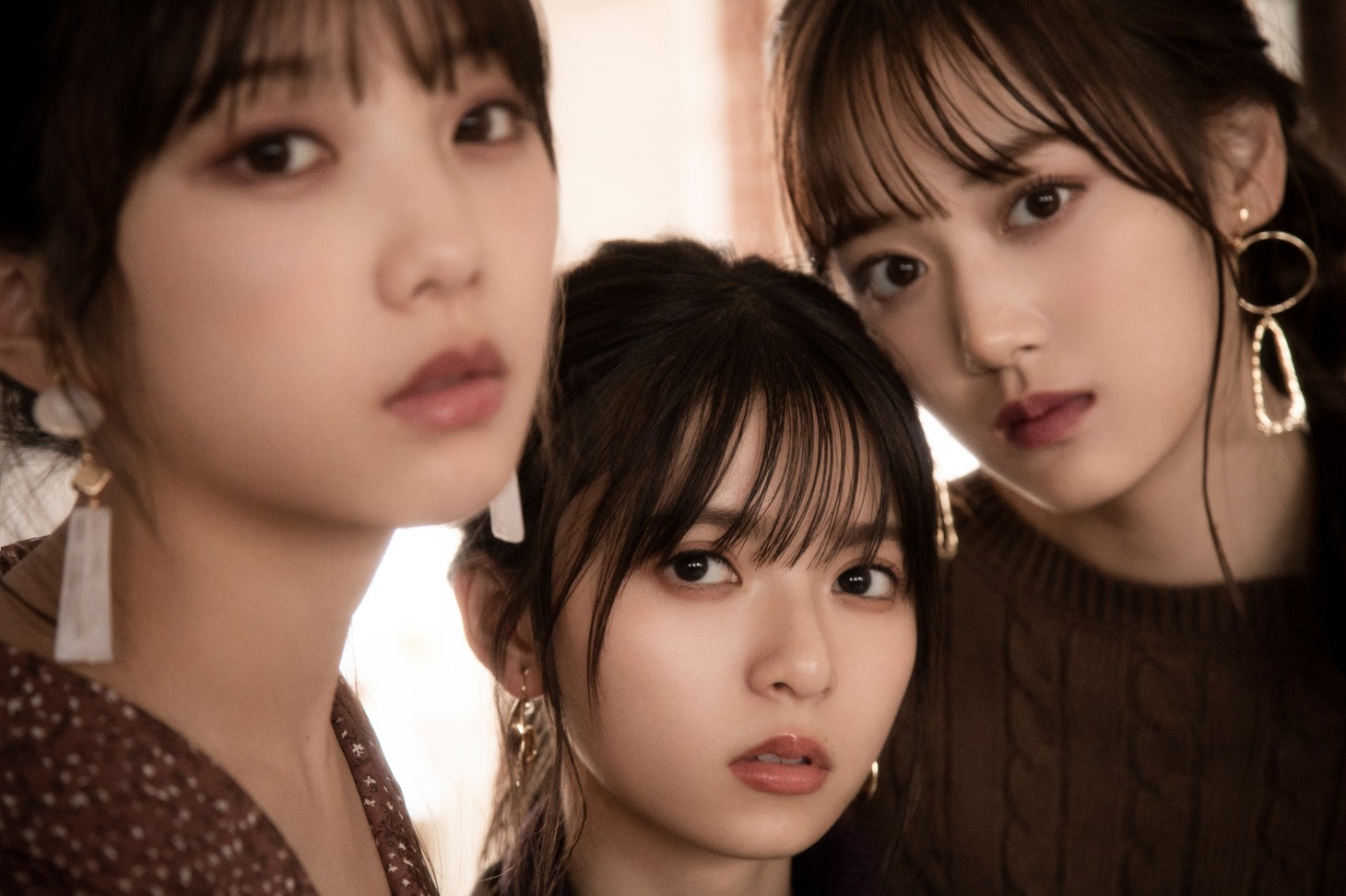 左から与田祐希、齋藤飛鳥、山下美月。