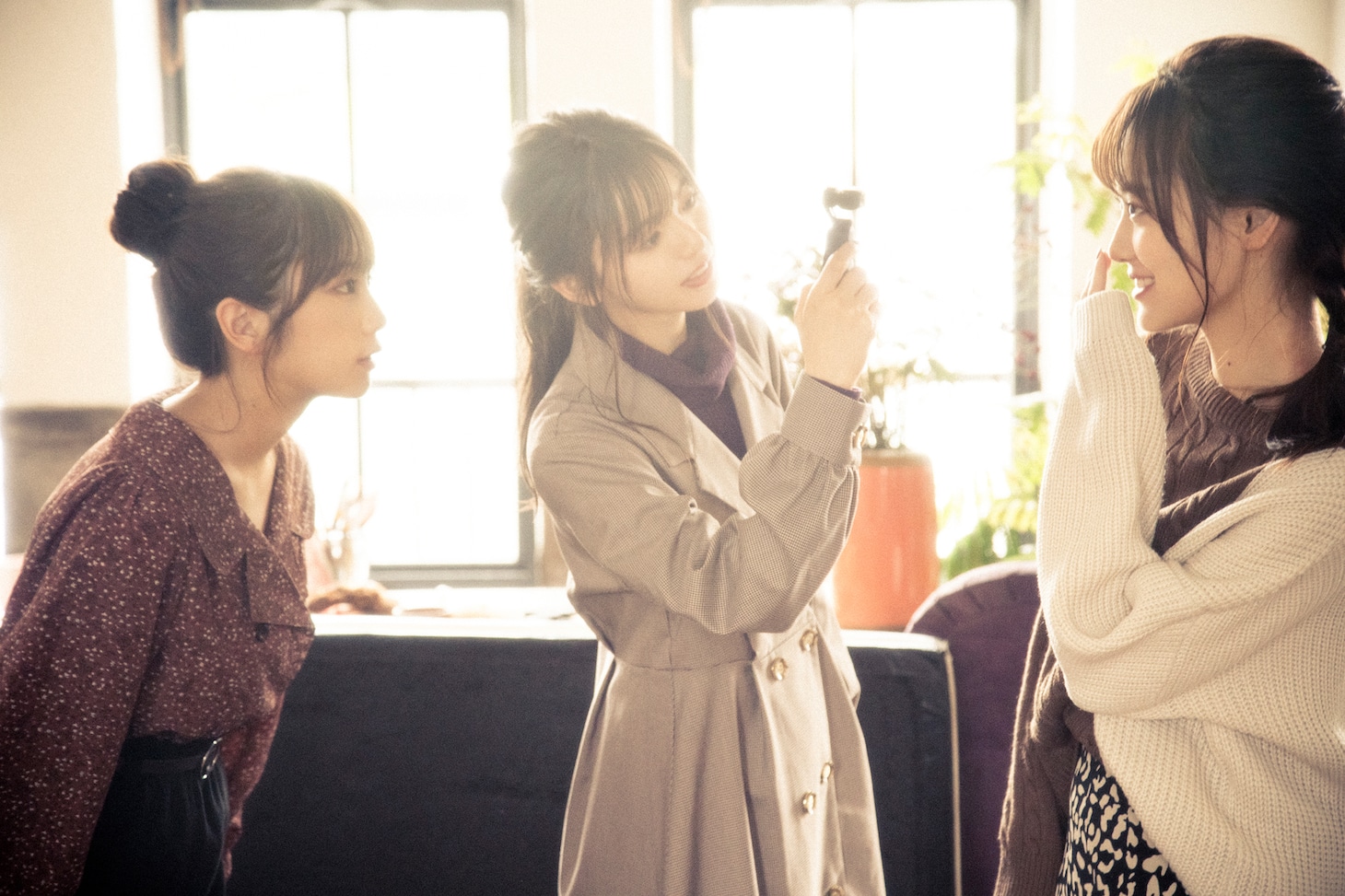 左から与田祐希、齋藤飛鳥、山下美月。