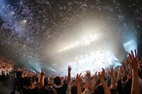 「Na Na Na ～2019 Ver.～」で銀テープが発射された瞬間。（撮影：岸田哲平、中河原理英、本田裕二）