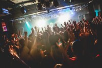 秋山黄色「登校の果て」より。（撮影：鈴木友莉）