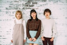 SHISHAMO。左が松岡彩（B）。