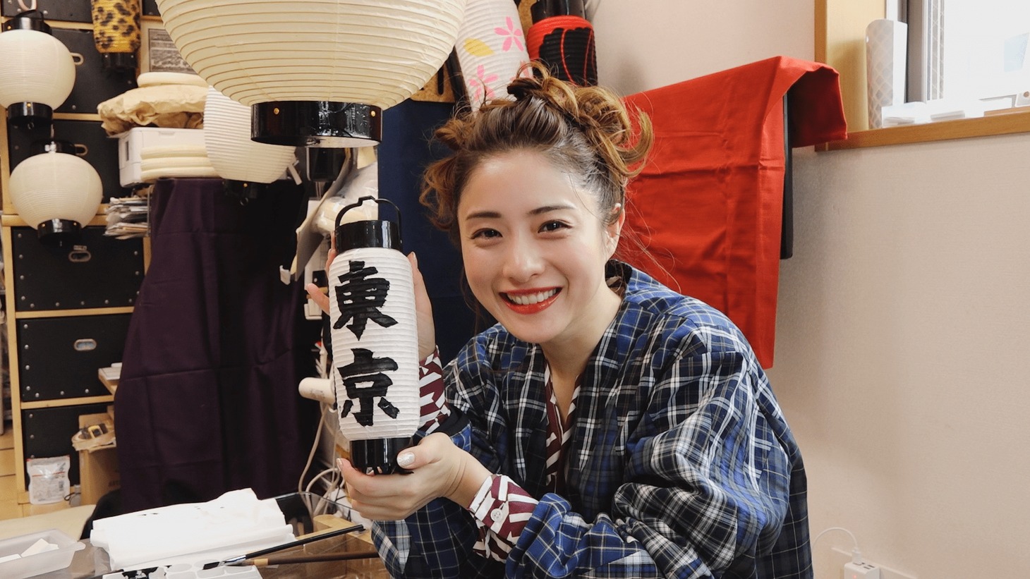 提灯作りに挑戦する石原さとみ。