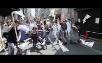 大阪☆春夏秋冬「Dance to the light」MVのワンシーン。