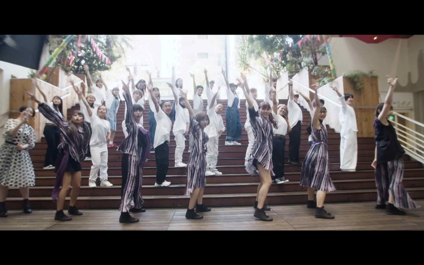 大阪☆春夏秋冬「Dance to the light」MVのワンシーン。