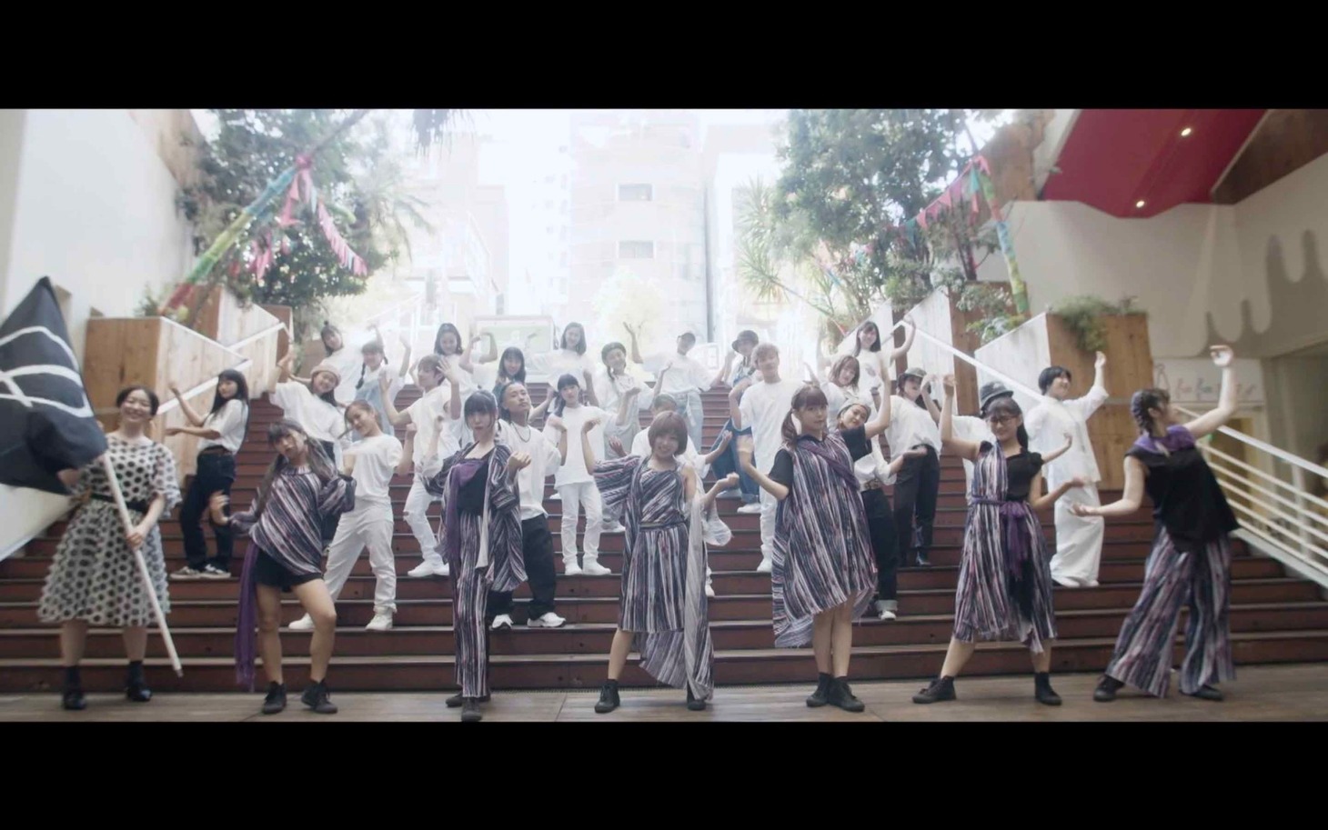 大阪☆春夏秋冬「Dance to the light」MVのワンシーン。