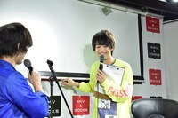 自らロールスクリーンを下ろす溝口琢矢。