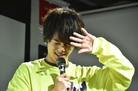 照明を眩しがる溝口琢矢。
