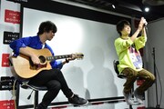 中村タイチ(左)のアコースティックギター演奏に乗って「MONSTER LIFE」を披露する溝口琢矢(右)。