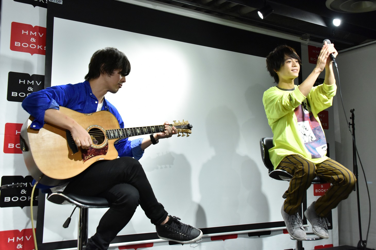 中村タイチ（左）のアコースティックギター演奏に乗って「MONSTER LIFE」を披露する溝口琢矢（右）。