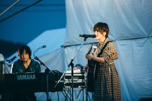 左から小林武史、山本彩。（撮影：後藤武浩）