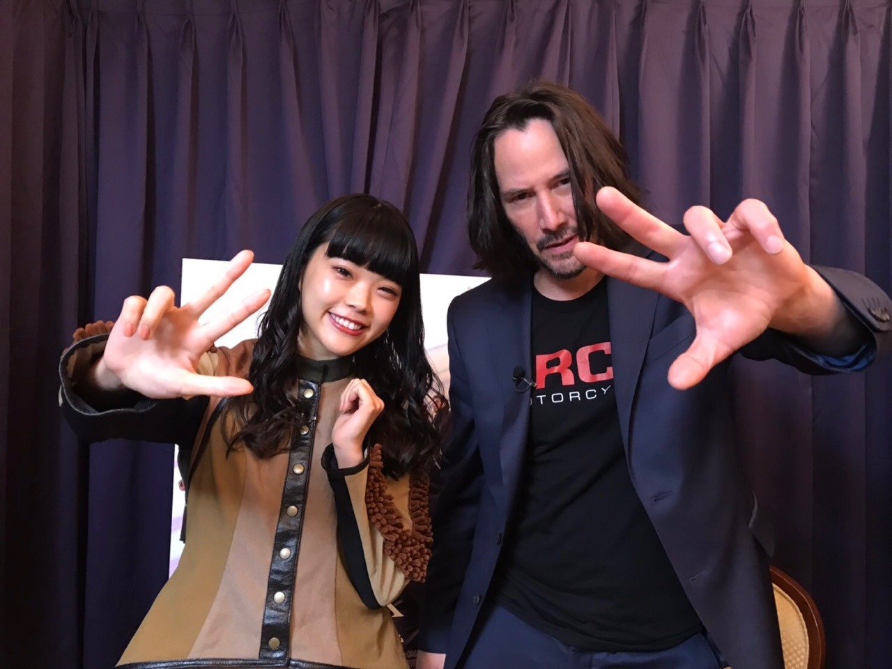 左からアイナ・ジ・エンド（BiSH）、キアヌ・リーヴス。 (c)日本テレビ
