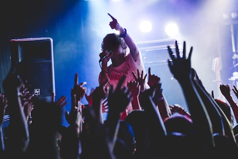 秋山黄色「登校の果て」より。（撮影：鈴木友莉）