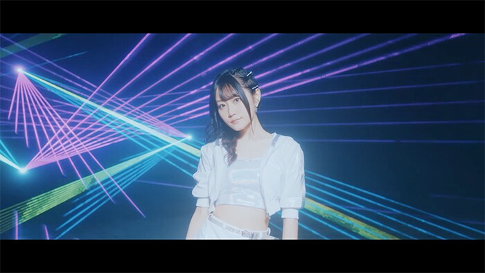 小倉唯、“運命の糸”に囲まれてクールに歌う「Destiny」MV
