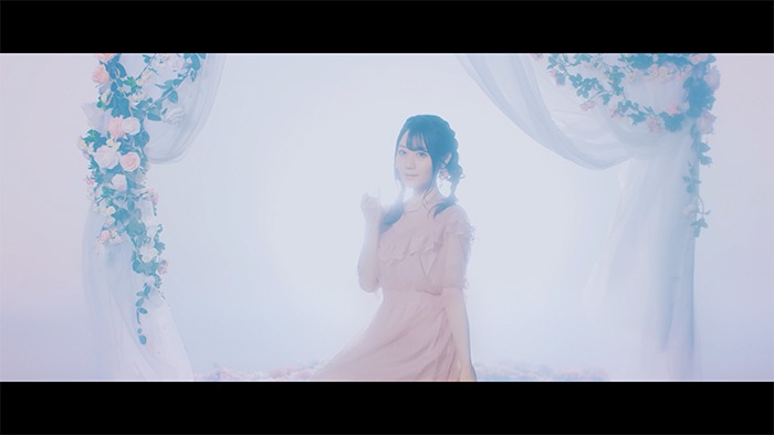 小倉唯「Destiny」ミュージックビデオのワンシーン。