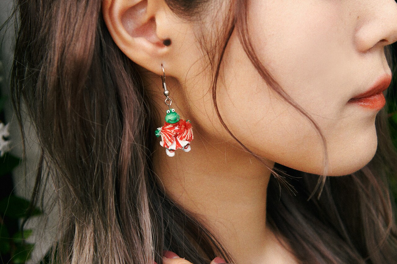 謎のチアガールカエルのピアス。