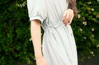 サイドリボン付きのワンピース。