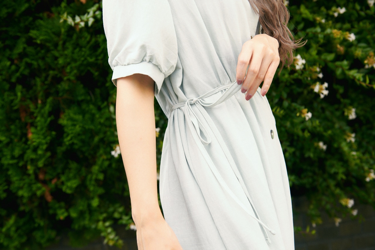 サイドリボン付きのワンピース。