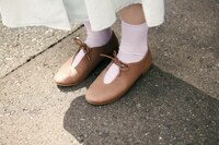 ラベンダー色のソックスを合わせたフラットシューズ。