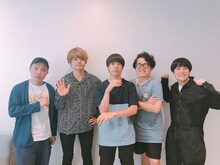 左から塚本直毅（ラブレターズ）、森野光晴（SAKANAMON）、藤森元生（SAKANAMON）、木村浩大（SAKANAMON）、溜口佑太朗（ラブレターズ）。
