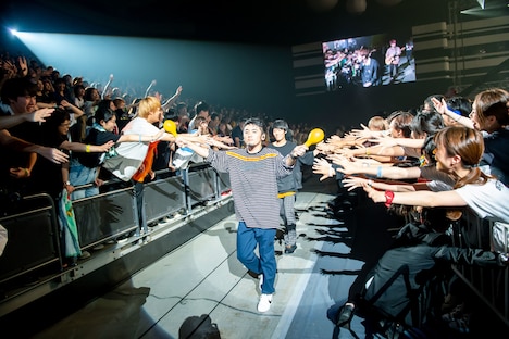 手前からRYU-TA(G, Cho)、KOUHEI(Dr, Cho)(撮影:ヤオタケシ)