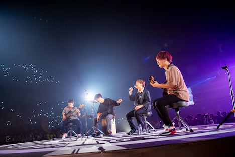 サブステージで演奏する04 Limited Sazabys(撮影:ヤオタケシ)