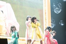 「ほめろ！」で小山ひなの決めパートを奪う特別演出を見せた羽島みき（中央）。