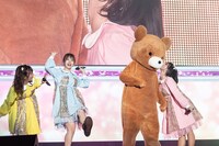 「グリズリーに襲われたら▽」を歌う神宿。