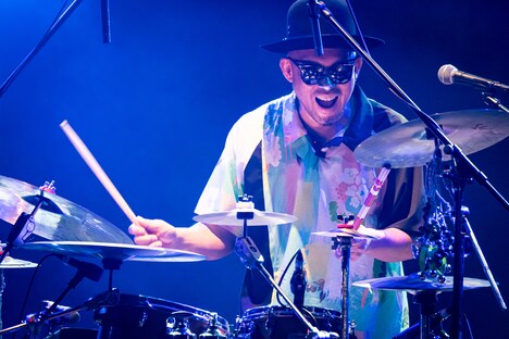 H ZETT KOU（Dr）（Photo by Yuta Ito）