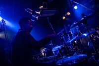 Dennis Lwabu（Dr / Suspended 4th）（撮影：ヤスカワショウマ）