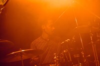 Dennis Lwabu（Dr / Suspended 4th）（撮影：ヤスカワショウマ）