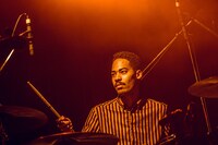 Dennis Lwabu（Dr / Suspended 4th）（撮影：ヤスカワショウマ）