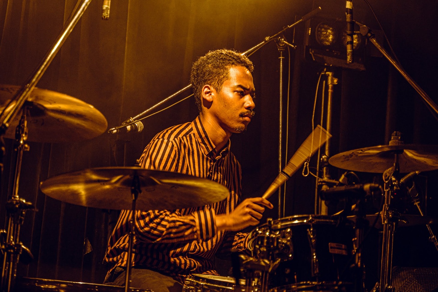 Dennis Lwabu（Dr / Suspended 4th）（撮影：ヤスカワショウマ）