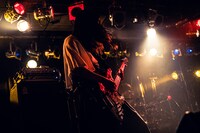 藤原美咲（B, Vo / そこに鳴る）（撮影：ヤスカワショウマ）