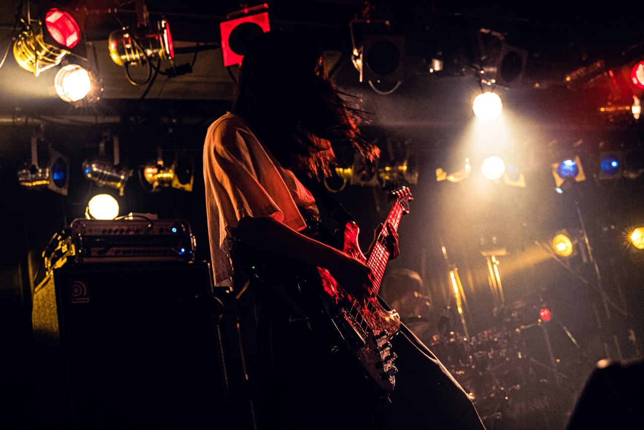 藤原美咲（B, Vo / そこに鳴る）（撮影：ヤスカワショウマ）