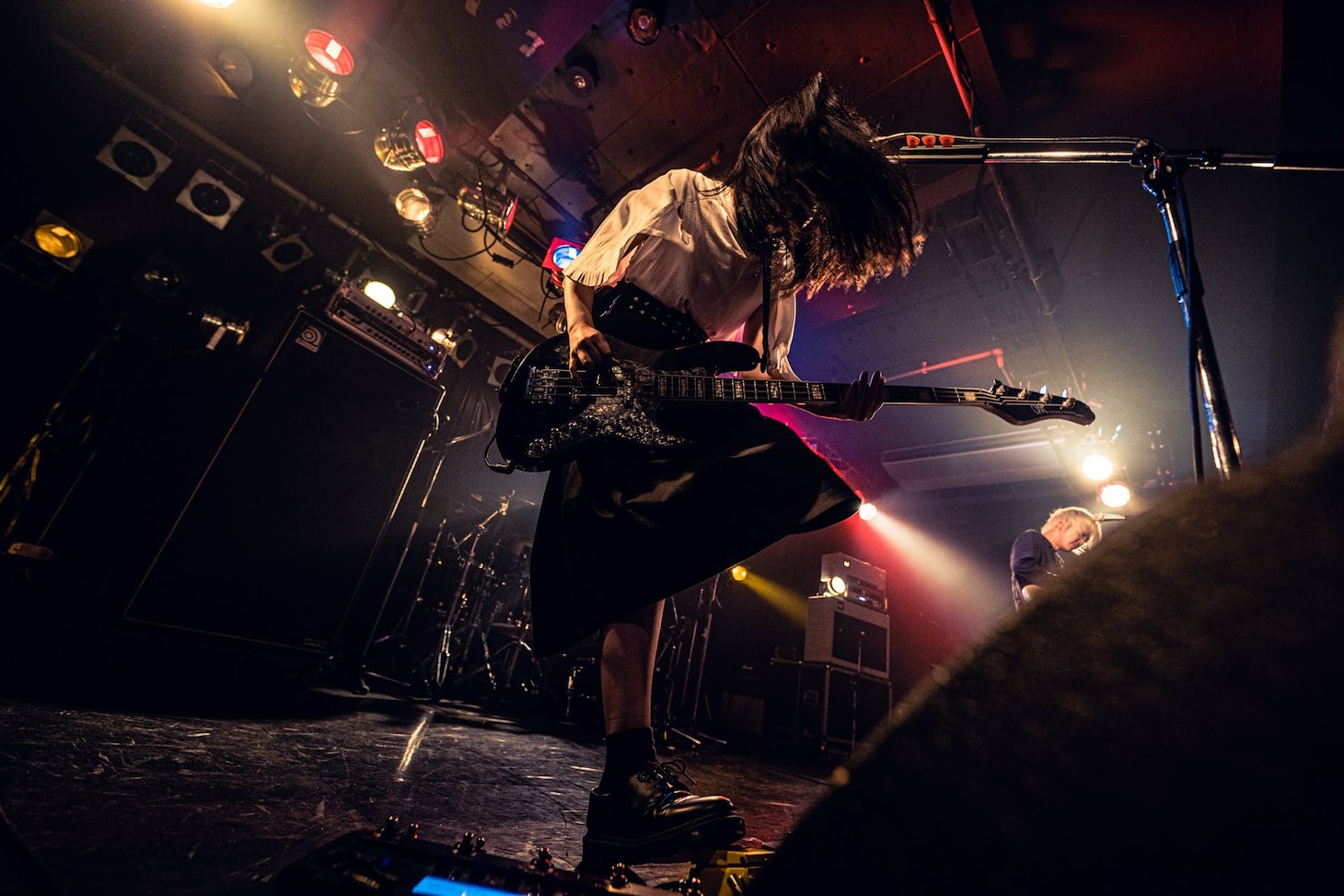 藤原美咲（B, Vo / そこに鳴る）（撮影：ヤスカワショウマ）