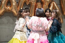 本番直前、円陣を組んで気持ちを確かめ合う神宿。