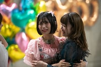 緊張で泣き出した小山ひな（左）をなだめる新メンバー塩見きら（右）。